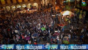 Il pubblico sotto l'acqua per la serata organizzata dal Celebrità sabato 17 settembre